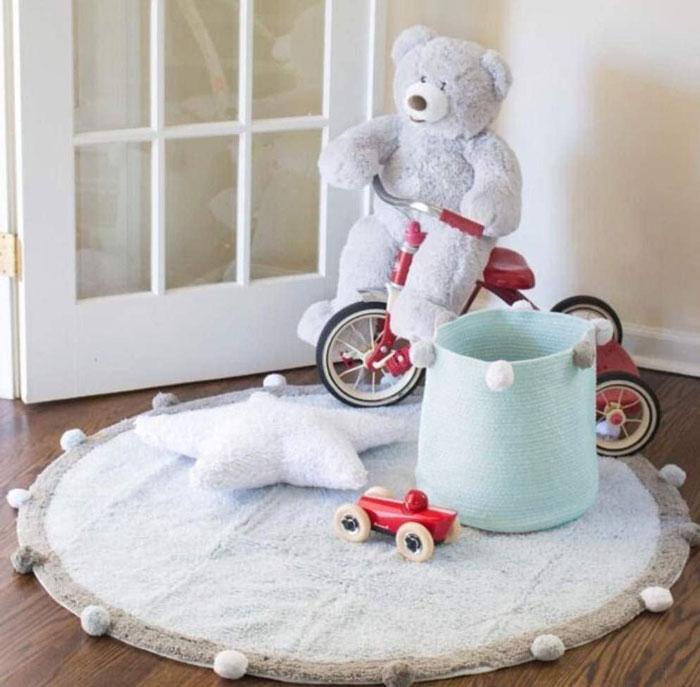 panier tricoté bleu pour le linge de bébé