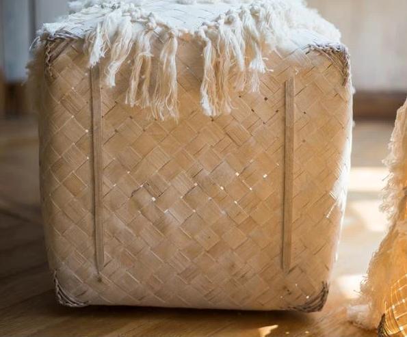arrière du panier à linge en bambou blanc