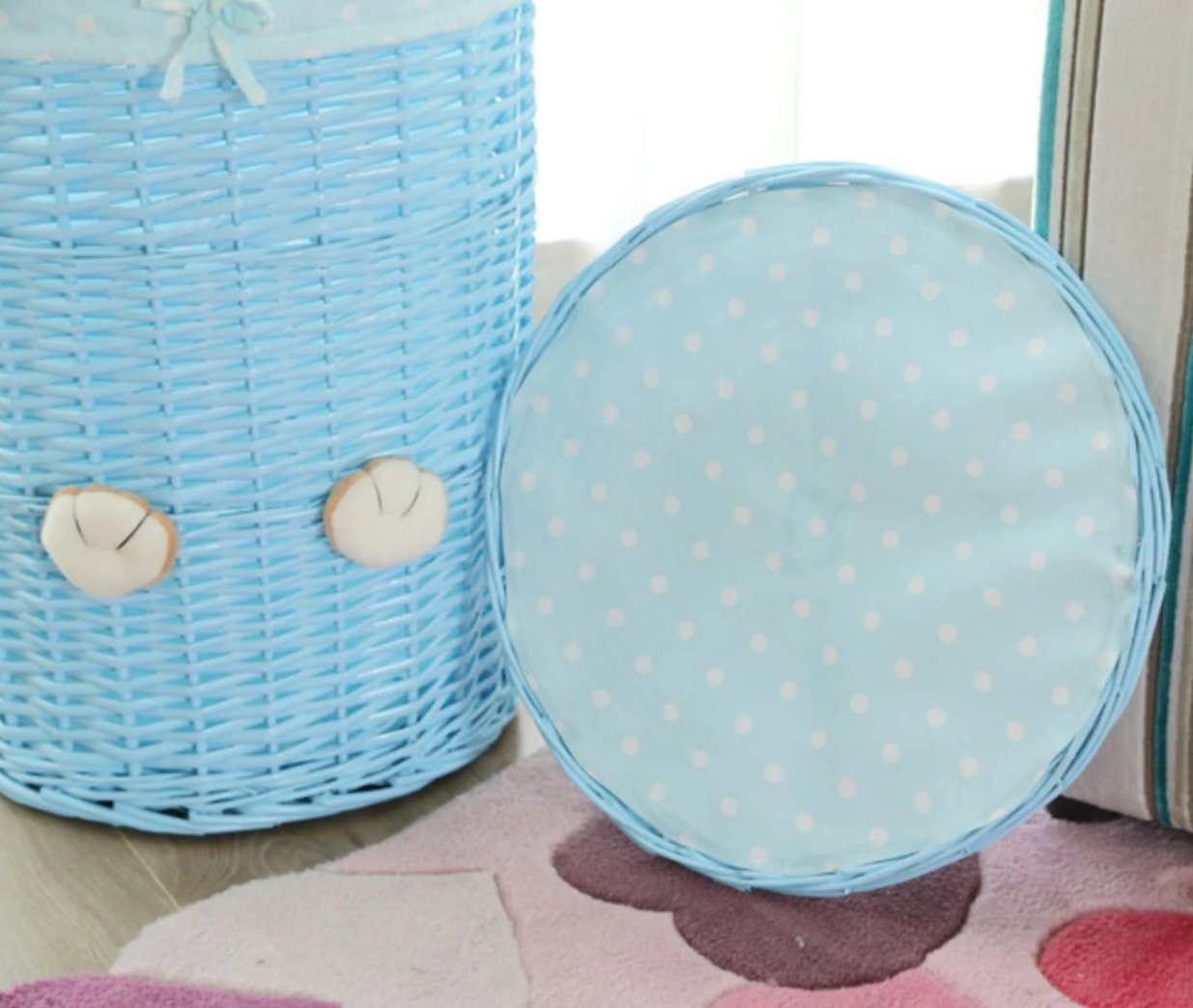 panier en osier bleu avec couvercle