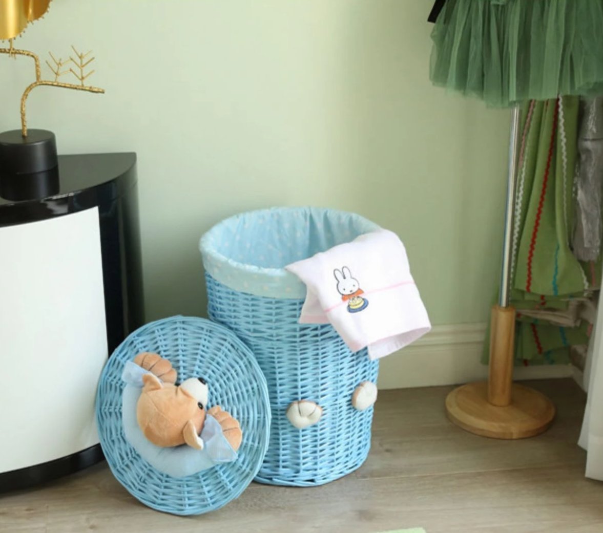 Corbeille à linge en osier bleu