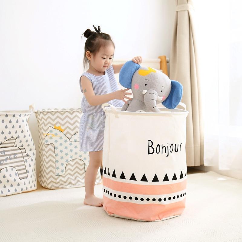 petite fille et son panier de linge