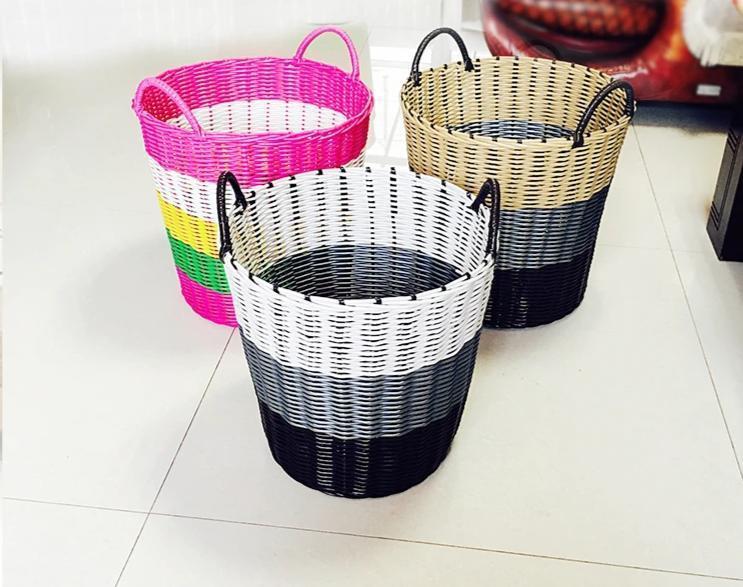 plusieurs corbeille à linge tressé plastique