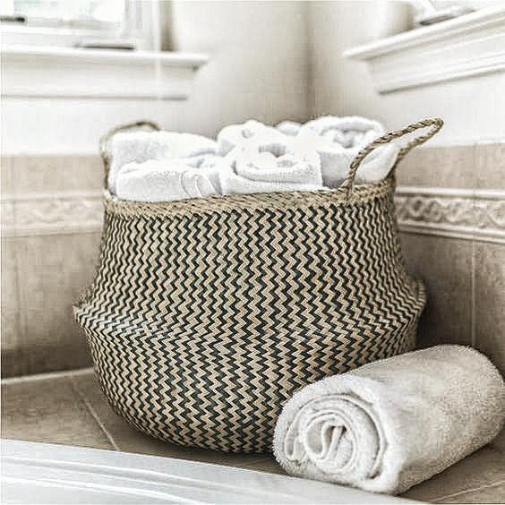 panier de jonc dans une salle de bain