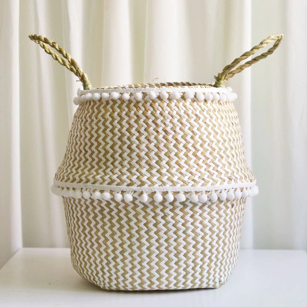 corbeille en jonc de mer tressé naturelle et blanche avec des pompons
