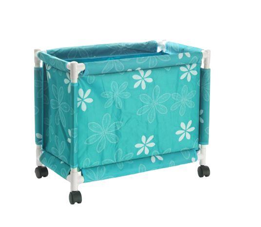 panier à linge bleu équipé de roulettes