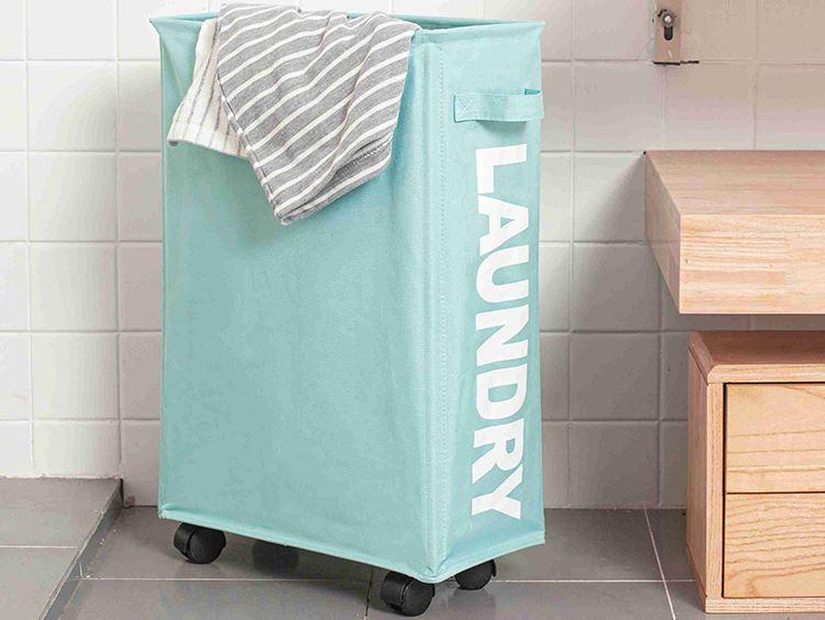 panier à linge étroit sur roulettes bleu turquoise