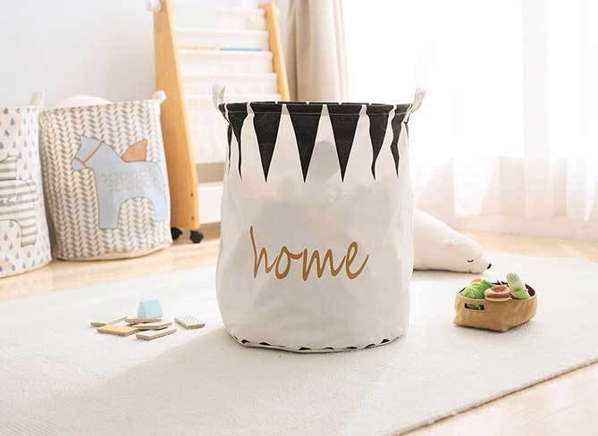 panier en tissu blanc et triangle noir