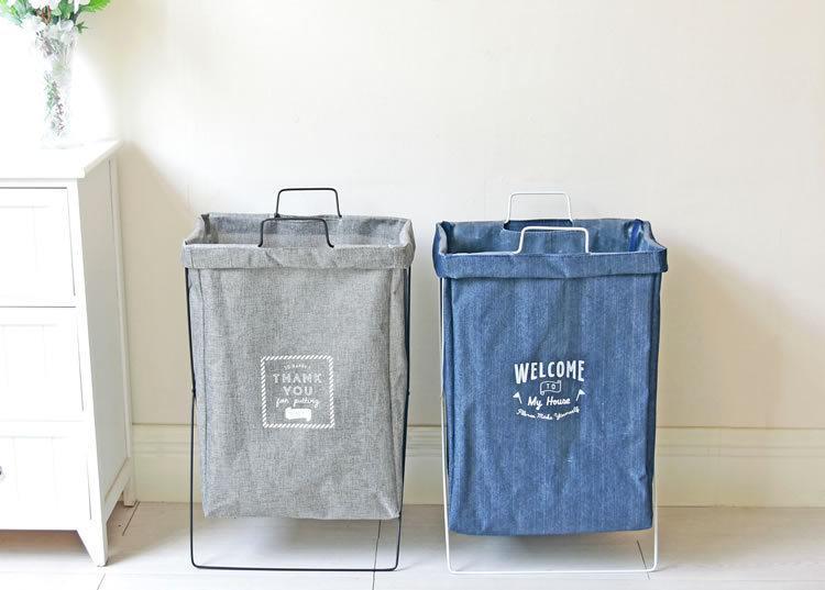 panier linge en tissu gris à coté de bleu