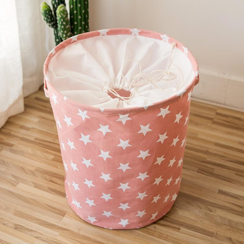 panier à linge rose avec fermeture à filet
