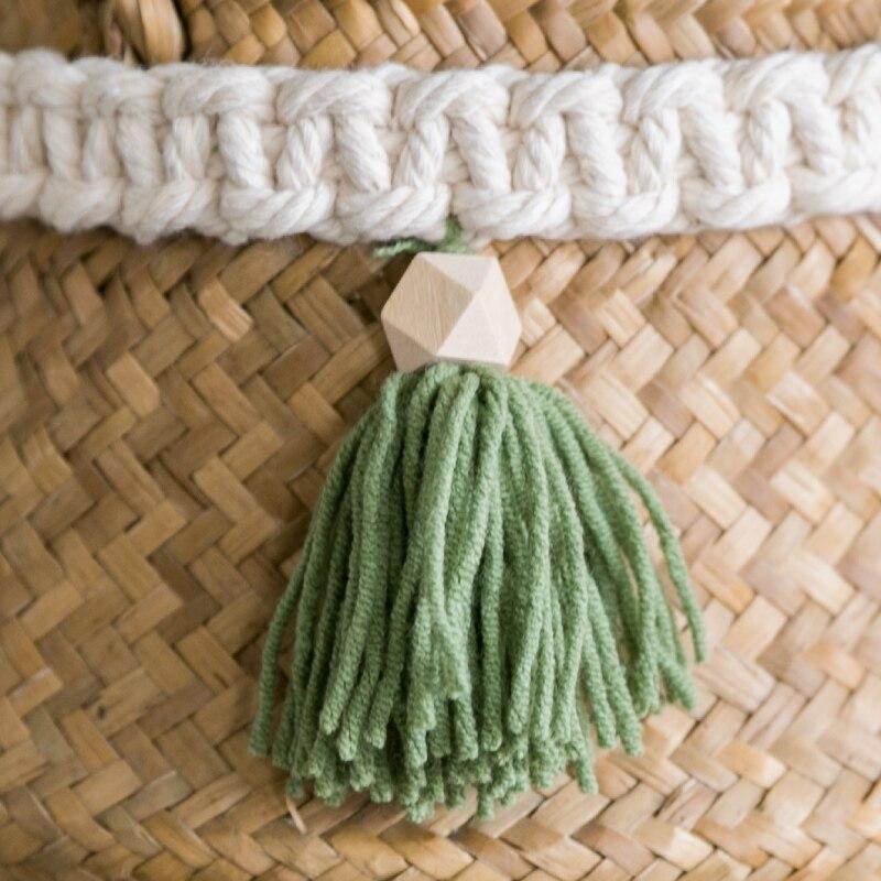 pompons vert sur panier jonc