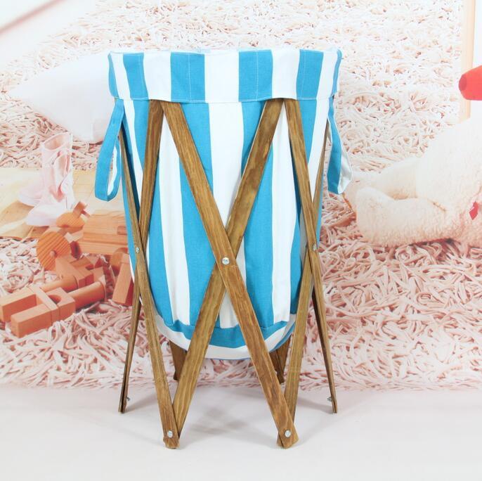 panier à linge bleu en bois rayé