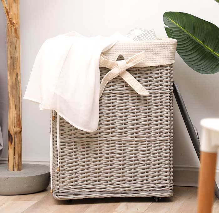 coffre à Linge en Osier sur Roulettes