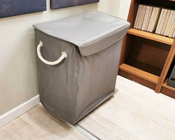 chariot de linge gris sur 4 roulettes