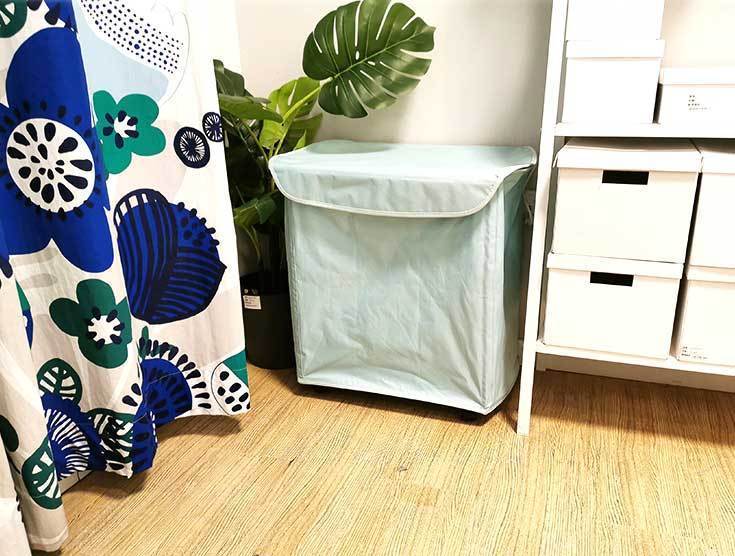 panier bleu clair sur roulettes pour rangement du linge
