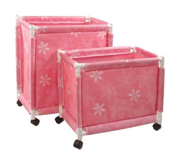 paniers de linge sur roulettes roses