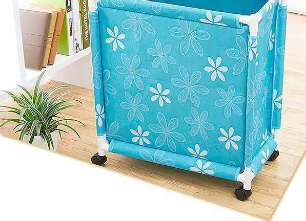 grand chariot pour vêtement sale bleu