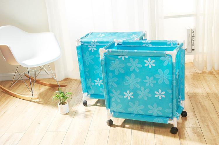panier de rangement bleu monté sur roulettes